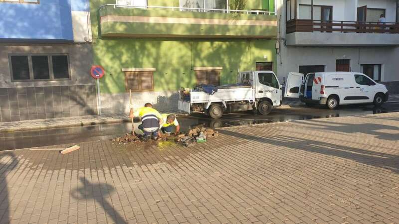 Los operarios de Aguas de Telde trabajando en la avería, en la Plaza de Los Pinos/TA.