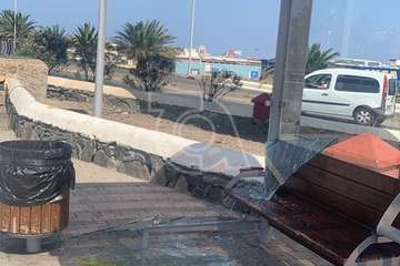 El vandalismo causa destrozos a la marquesina de la GC-1 que está debajo del paseo elevado de Las Remudas/TA.