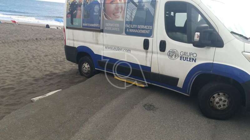 Las ruedas traseras del vehículo de transporte quedaron enterradas en la arena/TA.