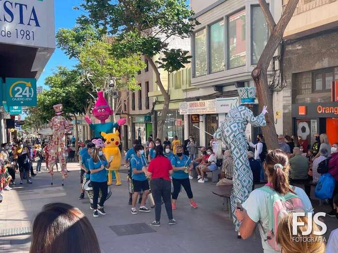 Un pasacalles animó la mañana de compras en la Zona Comercial Abierta de San Gregorio / FJS