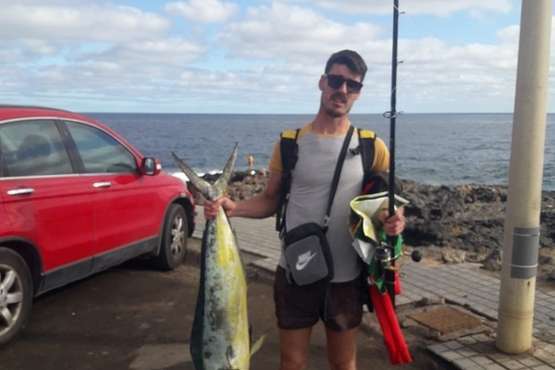 Un dorado de siete kilos, pescado a caña en La Garita