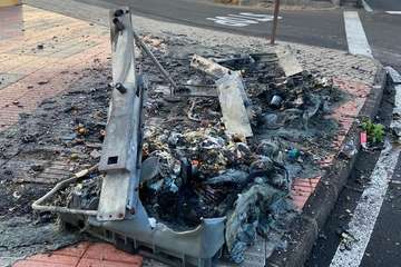 Un incendio reduce a cenizas dos recipientes de carga lateral en La Estrella/TA.