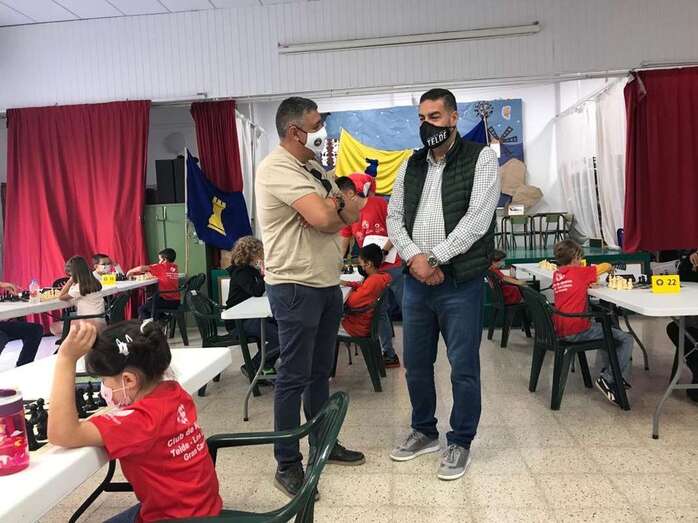 El concejal de Deportes, Diego Ojeda, charla con el presidente del CA Telde-Los Llanos, Juan Viera/TA.