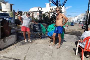  Ojos de Garza limpia el canal de la playa/TA.