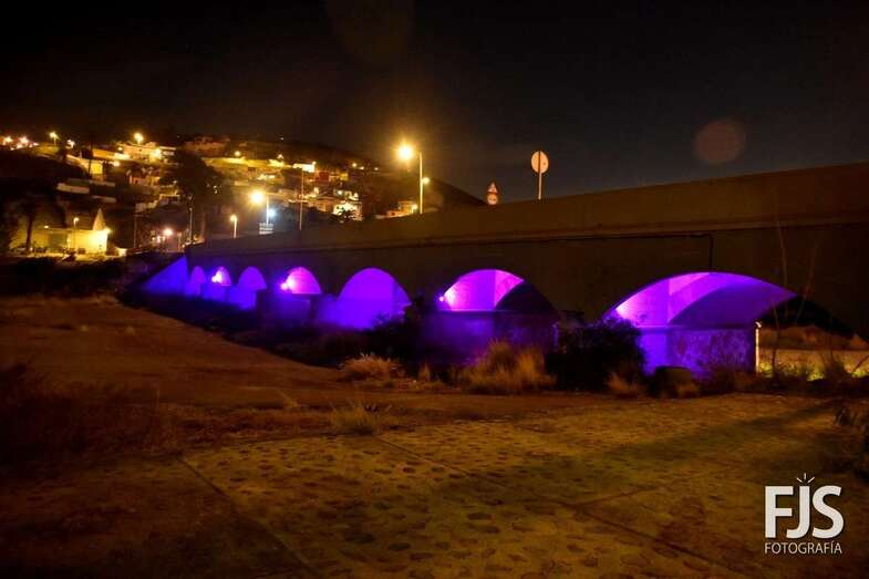 Imagen de los Siete Ojos del Barranco  Real iluminados de color violeta/Francisco Javier Santana,