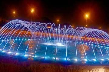 Fuente de la urbanización La Vega, también de morado por el 25N/TA.