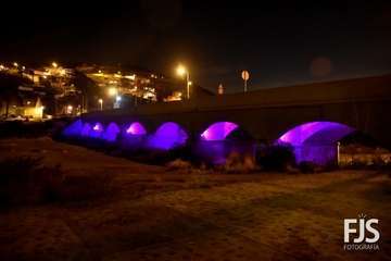 Los Siete Ojos del Barranco Real de Telde se tiñen de violeta por el 25N/Francisco Javier Santana.