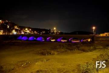 Los Siete Ojos del Barranco Real de Telde se tiñen de violeta por el 25N/Francisco Javier Santana.
