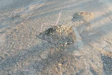  Un bache rompe el eje trasero de un vehículo en la vía de acceso a Caserones (Telde)/TA.
