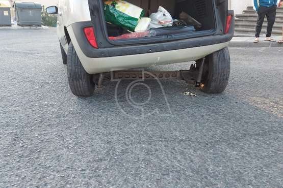  Un bache rompe el eje trasero de un vehículo en la vía de acceso a Caserones (Telde)/TA.