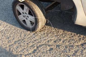  Un bache rompe el eje trasero de un vehículo en la vía de acceso a Caserones (Telde)/TA.