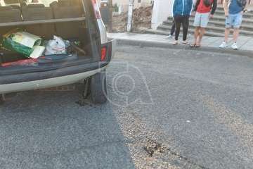  Un bache rompe el eje trasero de un vehículo en la vía de acceso a Caserones (Telde)/TA.