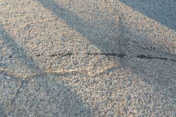  Un bache rompe el eje trasero de un vehículo en la vía de acceso a Caserones (Telde)/TA.