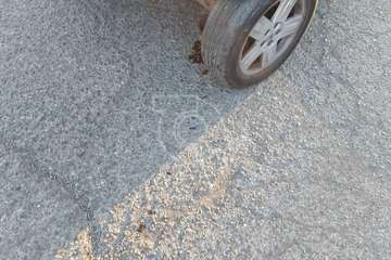  Un bache rompe el eje trasero de un vehículo en la vía de acceso a Caserones (Telde)/TA.