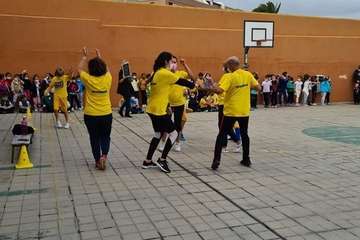 Partido de baloncesto en el CEIP San Juan para celebrar el Día de la Discapacidad/TA.