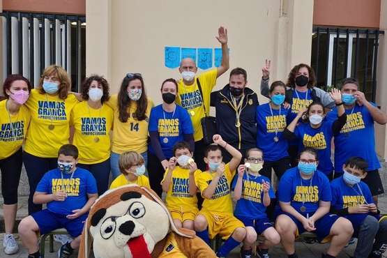 Partido de baloncesto en el CEIP San Juan para celebrar el Día de la Discapacidad/TA.