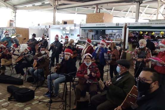 Concierto navideño de la Escuela Municipal de Folclore en el Mercado de Telde/Antonio Alí y TA.