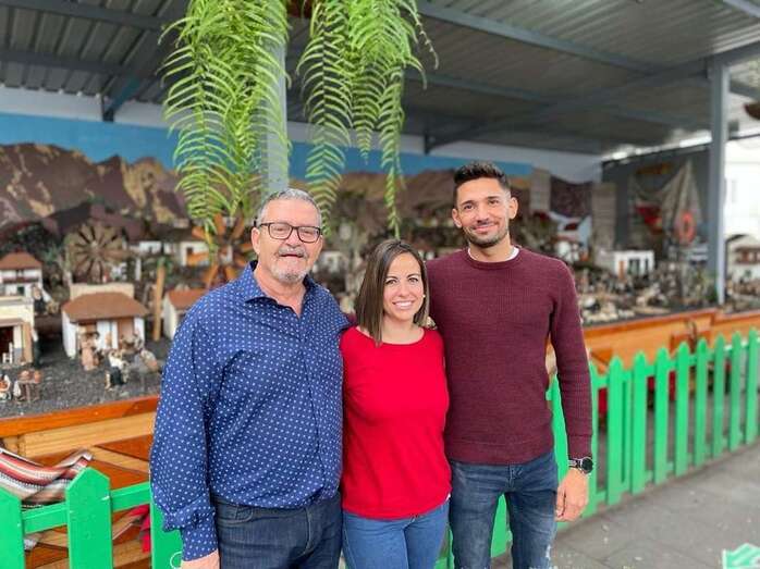 La exconcejala Saraiba Leal posa con dos grandes amigos delante del belén canario de Los Llanos, días atrás/TA.