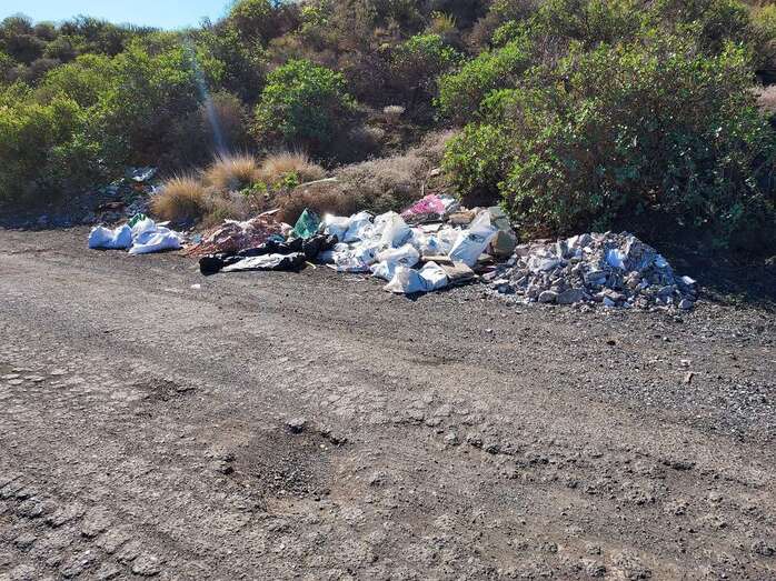 Imagen de un vertido ilegal de basura y escombros en Caserones / TA