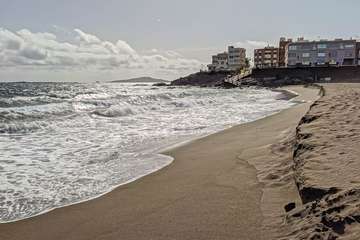 El oleaje provoca un talud de un metro de altura en la playa de Melenara/Antonio Rico.