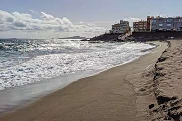 El oleaje provoca un talud de un metro de altura en la playa de Melenara/Antonio Rico.