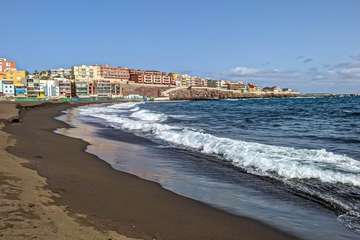 El oleaje provoca un talud de un metro de altura en la playa de Melenara/Antonio Rico.