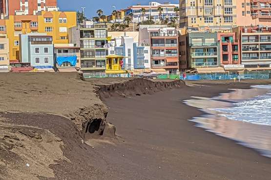 El oleaje provoca un talud de un metro de altura en la playa de Melenara/Antonio Rico.