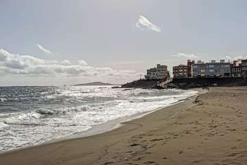 El oleaje provoca un talud de un metro de altura en la playa de Melenara/Antonio Rico.