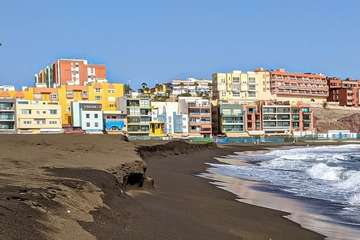El oleaje provoca un talud de un metro de altura en la playa de Melenara/Antonio Rico.