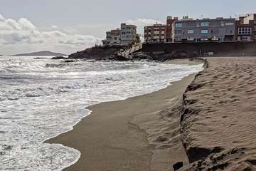 El oleaje provoca un talud de un metro de altura en la playa de Melenara/Antonio Rico.