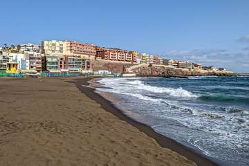 El oleaje provoca un talud de un metro de altura en la playa de Melenara/Antonio Rico.