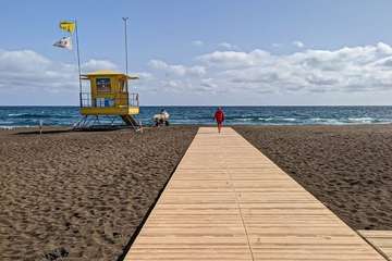 El oleaje provoca un talud de un metro de altura en la playa de Melenara/Antonio Rico.