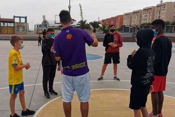 El CB Fénix brinda una tarde de baloncesto a Pequeño Valiente/TA.