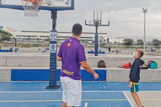 El CB Fénix brinda una tarde de baloncesto a Pequeño Valiente/TA.