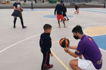 El CB Fénix brinda una tarde de baloncesto a Pequeño Valiente/TA.