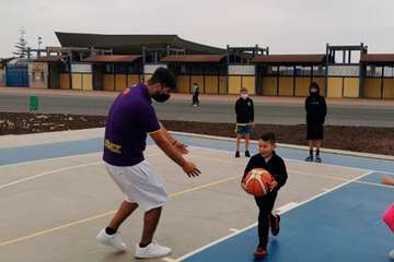 El CB Fénix brinda una tarde de baloncesto a Pequeño Valiente/TA.