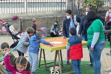 Diversión infantil en el parque urbano de Arnao (Telde)/Francisco Javier Santana.