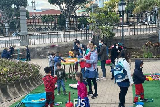 Diversión infantil en el parque urbano de Arnao (Telde)/Francisco Javier Santana.