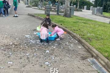Diversión infantil en el parque urbano de Arnao (Telde)/Francisco Javier Santana.