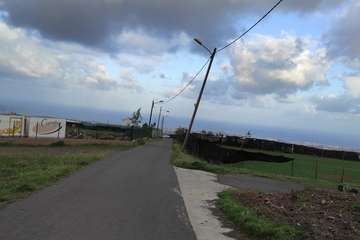 Cables caídos y postes inclinados en el camino del Viso (Telde)/TA.