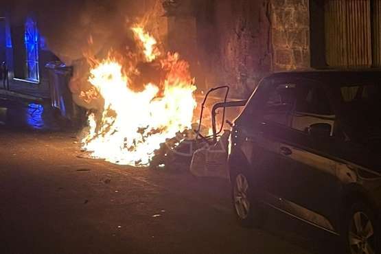 Incendio de contenedores en un calle del casco antiguo de Jinámar (Telde)/TA.