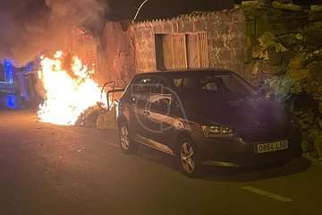 Incendio de contenedores en un calle del casco antiguo de Jinámar (Telde)/TA.