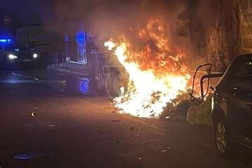 Incendio de contenedores en un calle del casco antiguo de Jinámar (Telde)/TA.