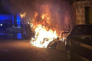 Incendio de contenedores en un calle del casco antiguo de Jinámar (Telde)/TA.