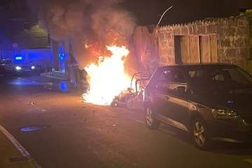 Incendio de contenedores en un calle del casco antiguo de Jinámar (Telde)/TA.