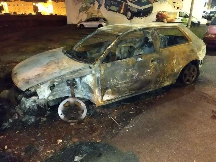 Imagen del vehículo que resultó calcinado el pasado domingo en la carretera general de Jinámar/TA.