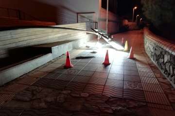 Caída de una farola sobre el paseo marítimo de La Garita (Telde)/TA.