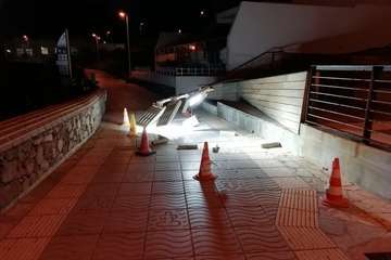 Caída de una farola sobre el paseo marítimo de La Garita (Telde)/TA.