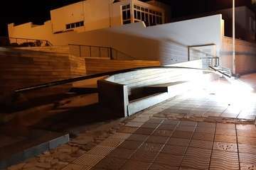 Caída de una farola sobre el paseo marítimo de La Garita (Telde)/TA.