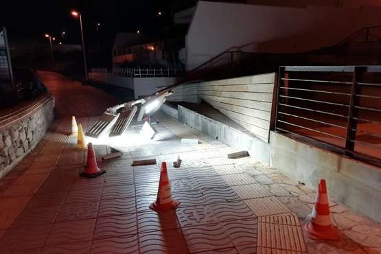 Caída de una farola sobre el paseo marítimo de La Garita (Telde)/TA.